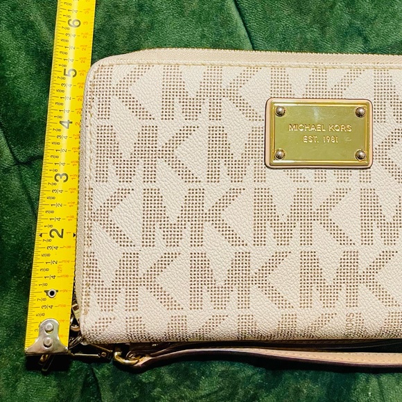 *RARE* Michael Kors Beige Monogram Wristlet Large Phone Clutch - Picture 6 of 14